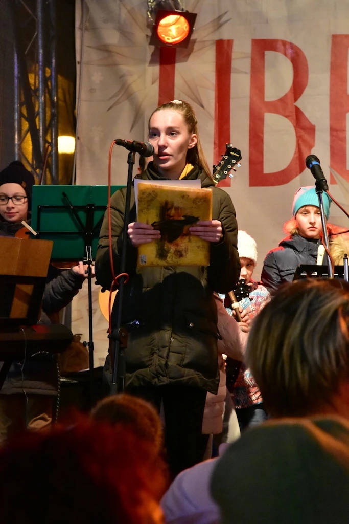Vánoční setkání škol Doctrina před radnicí 2019