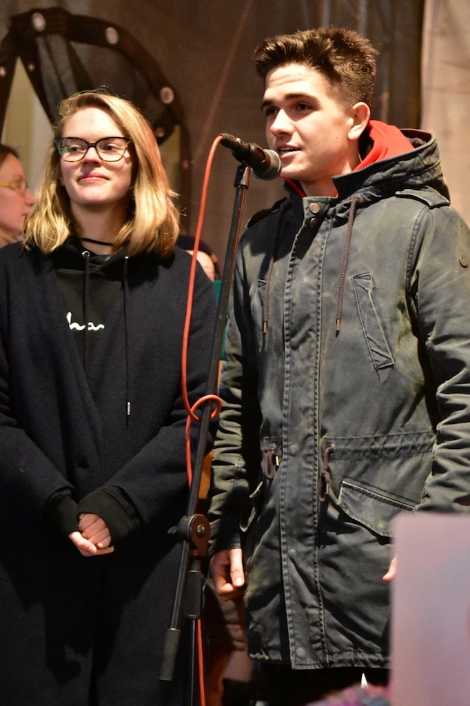 Vánoční setkání škol Doctrina před radnicí 2019
