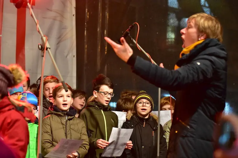 Vánoční setkání škol Doctrina před radnicí 2019
