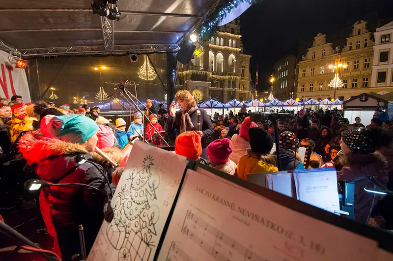 Vánoční setkání škol Doctrina před radnicí 2019