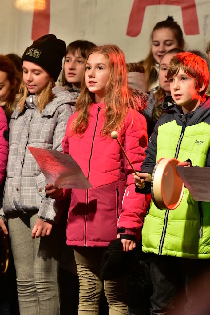 Vánoční setkání škol Doctrina před radnicí 2019