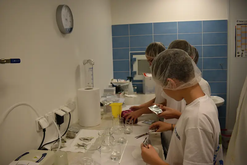 Páťáci v laboratořích