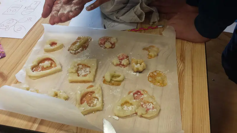 Školní kllub - Pečení gumídkových sušenek