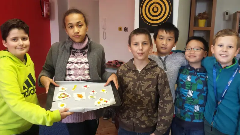 Školní kllub - Pečení gumídkových sušenek