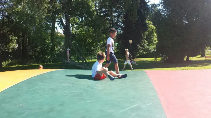 1. A. Na hřišti