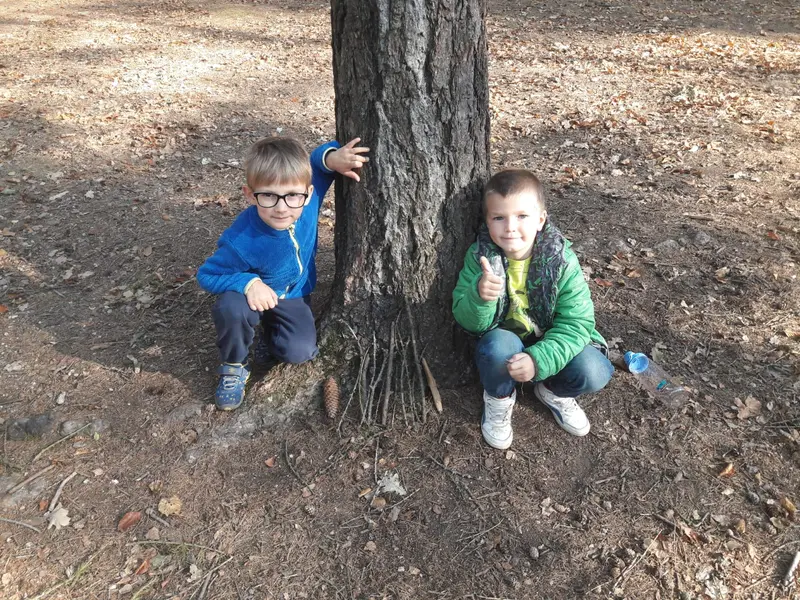 Družina v lesích u liberecké přehrady