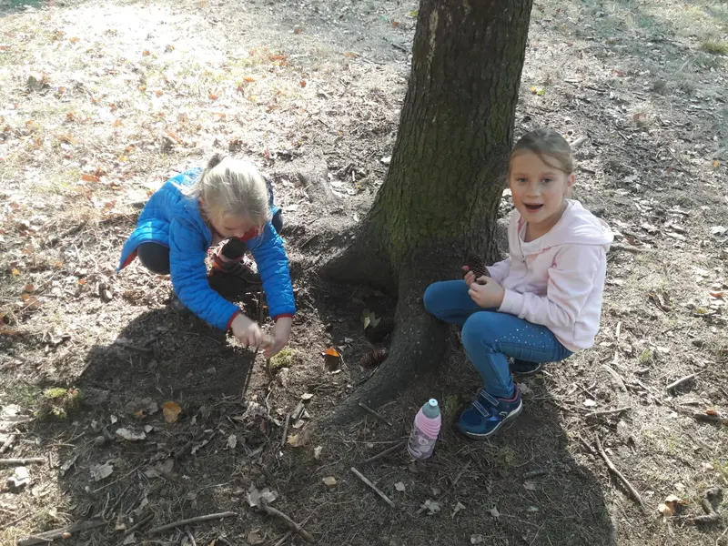 Družina v lesích u liberecké přehrady