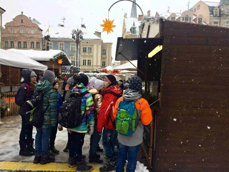 4.B v knihovně a před vánoční radnicí