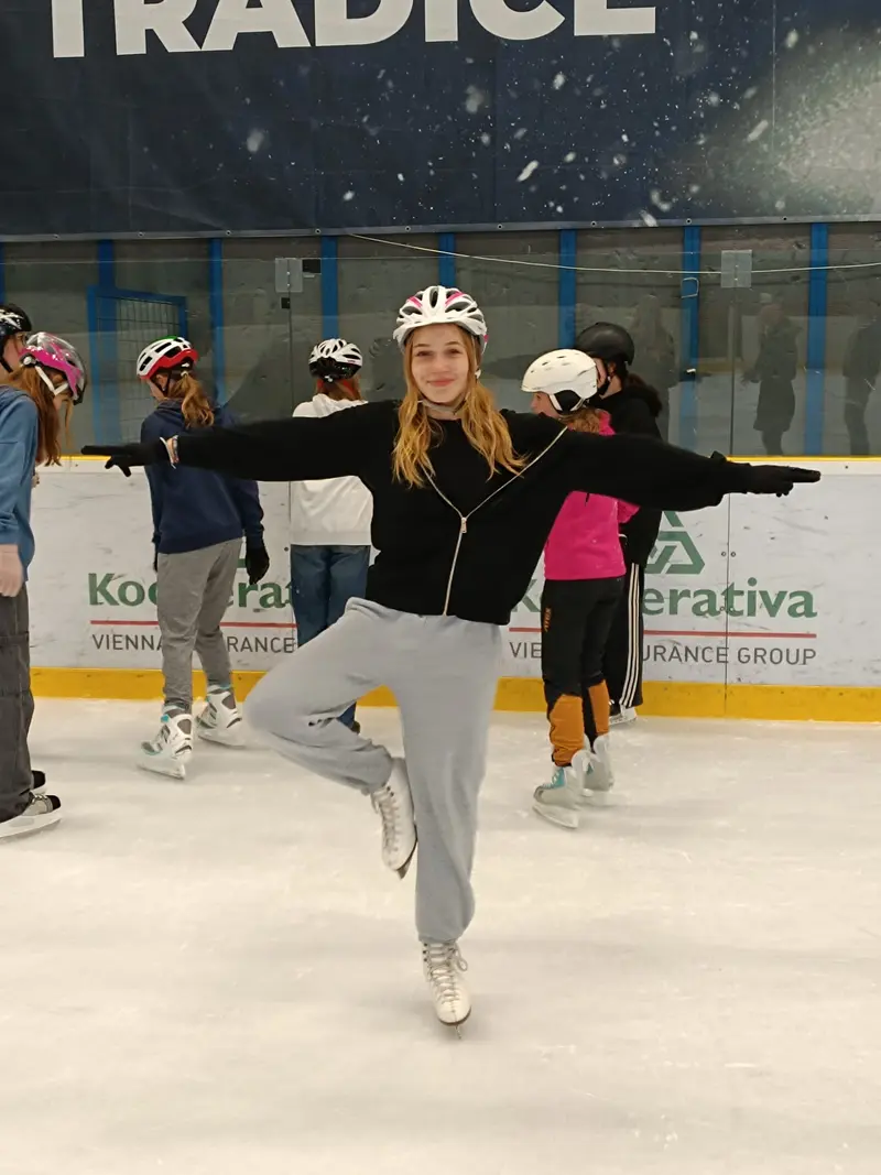 Předposlední letošní den strávily naše třídy sportem: brusle, běžky, boulder ...