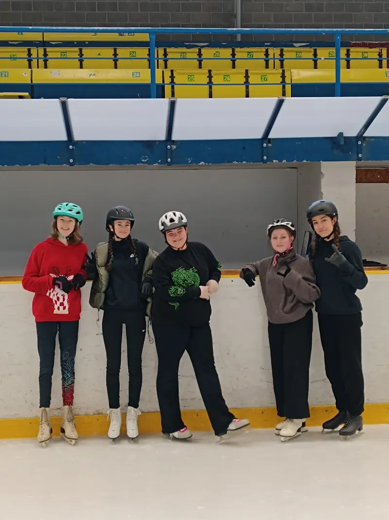 Předposlední letošní den strávily naše třídy sportem: brusle, běžky, boulder ...