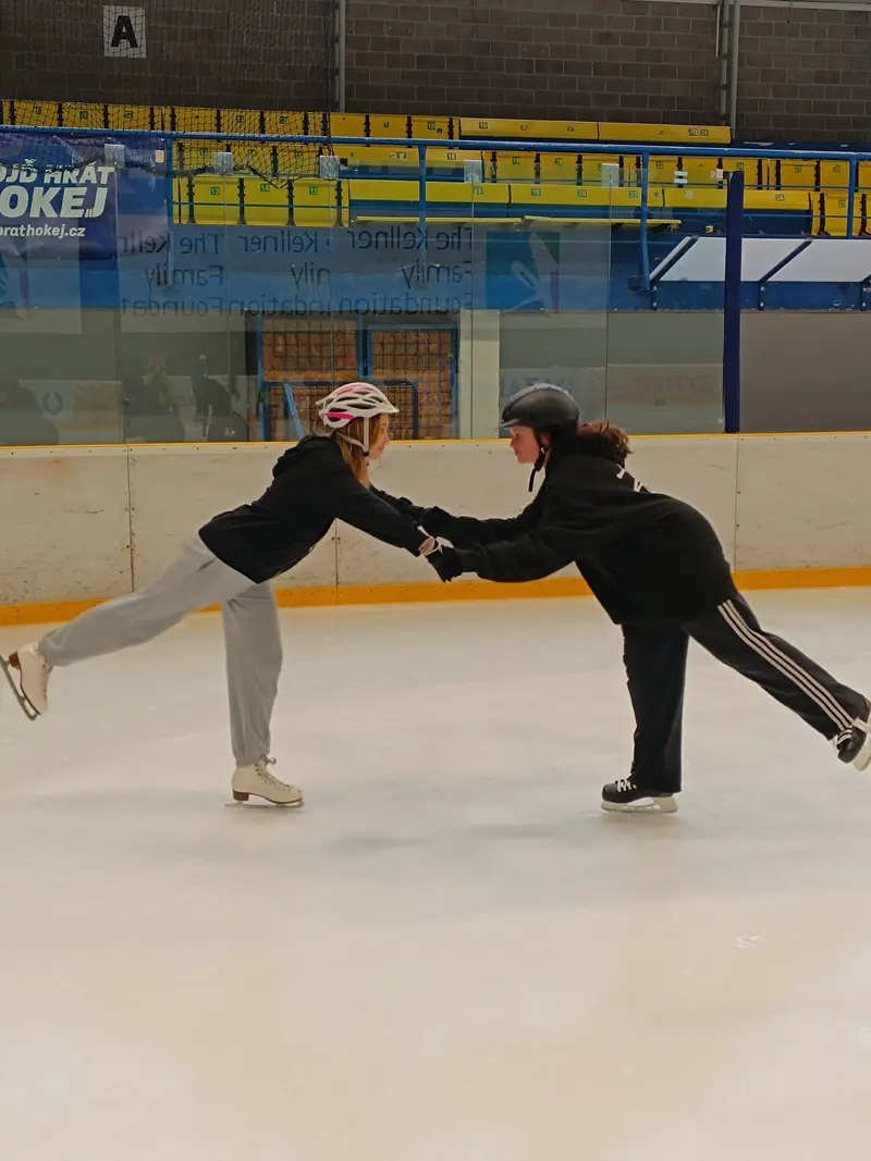 Předposlední letošní den strávily naše třídy sportem: brusle, běžky, boulder ...