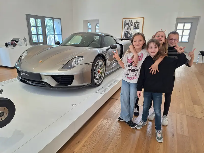 4. třída na výstavě u Ferdinanda Porscheho