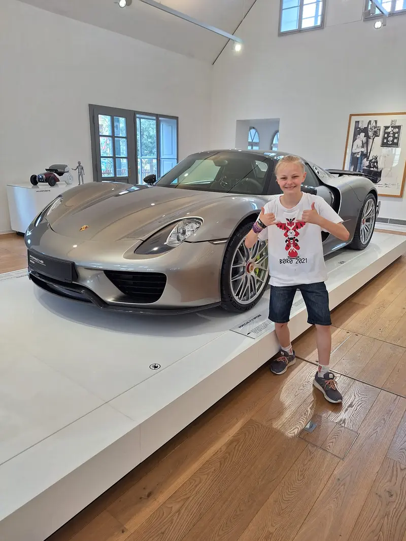 4. třída na výstavě u Ferdinanda Porscheho
