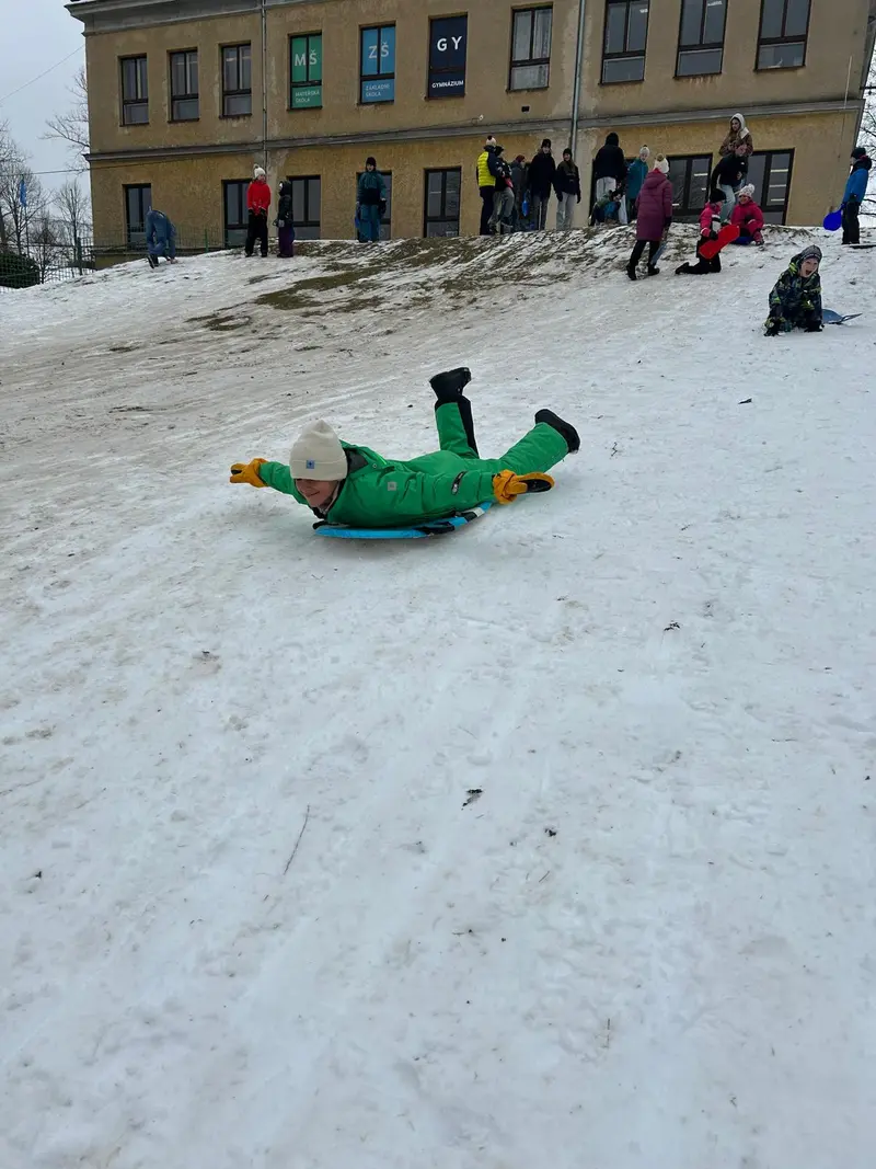 Setkání na sněhu čtvrťáků s patrony z osmičky