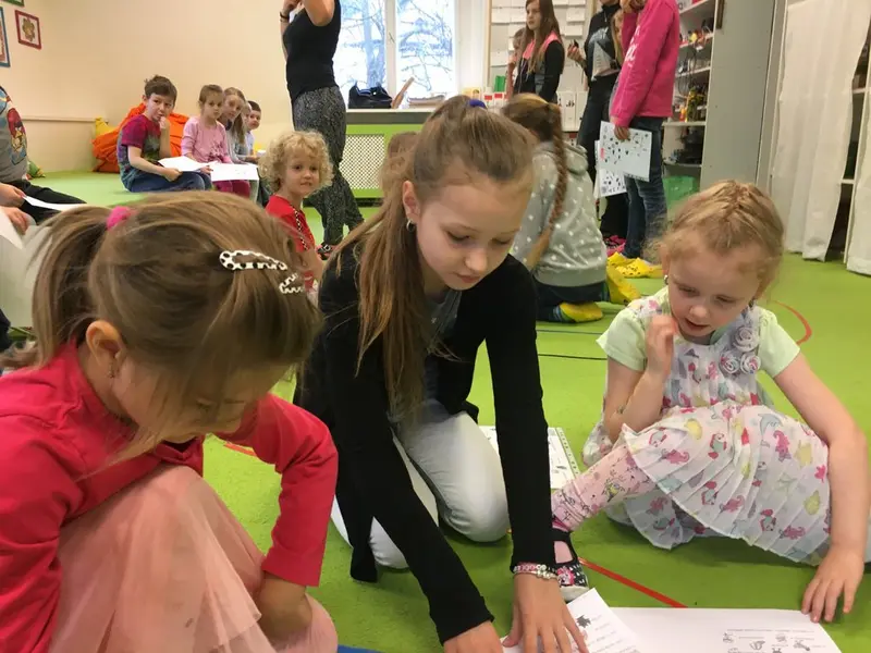 4. třída čte s předškoláčky