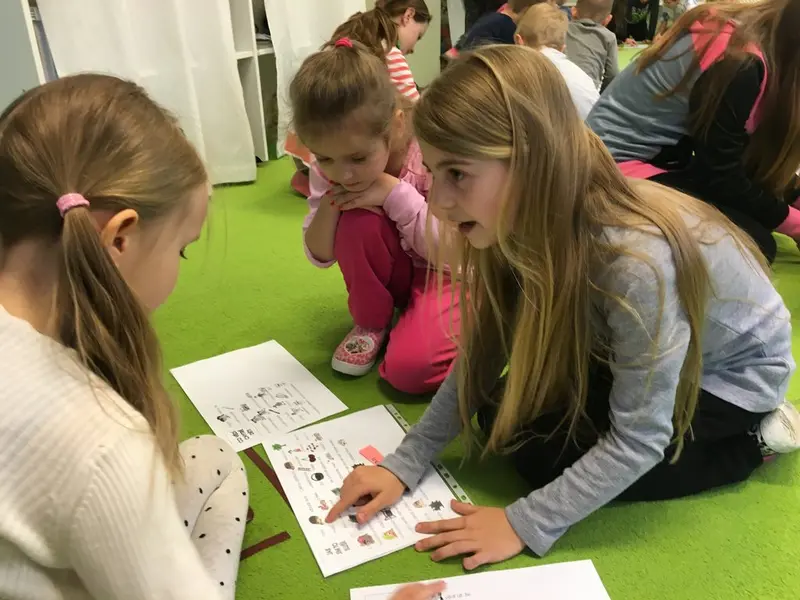 4. třída čte s předškoláčky