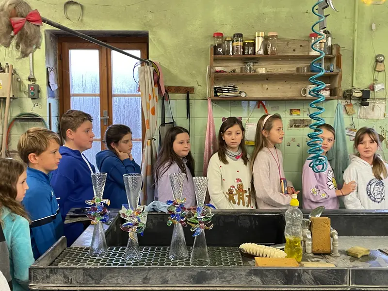 třeťáci a čvrťáci ve sklárně