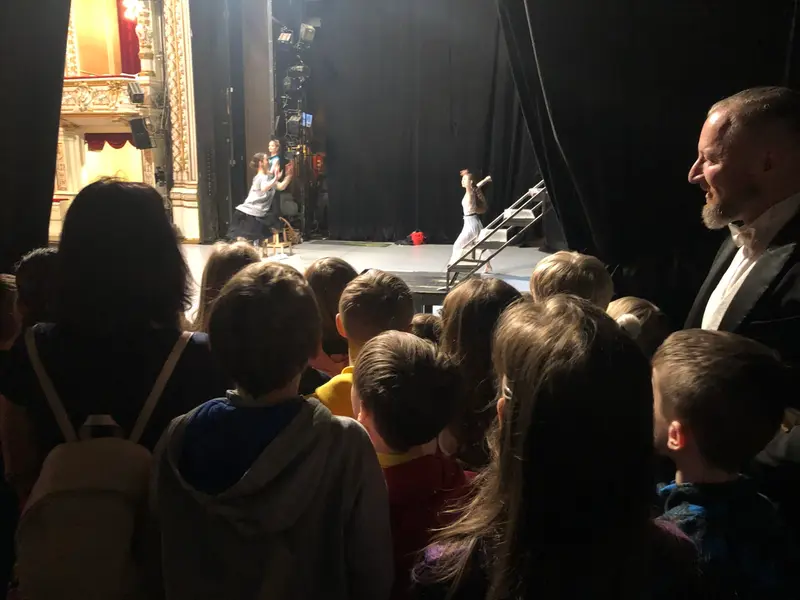Třeťáci za oponou