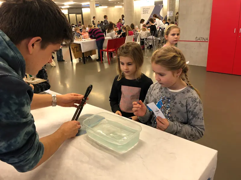Prvňáci na fyzikálním jarmarku