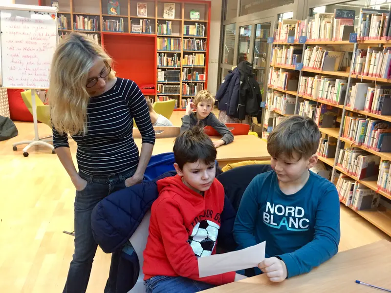 5.B na kajaku v knihovně