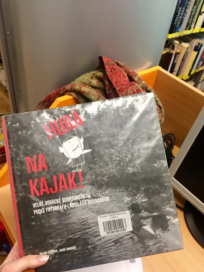 5.B na kajaku v knihovně