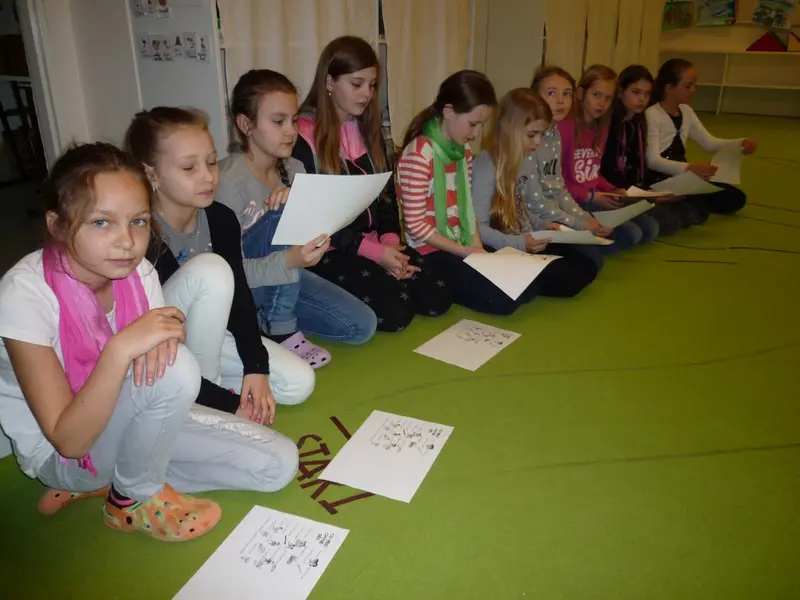 4. třída čte s předškoláčky