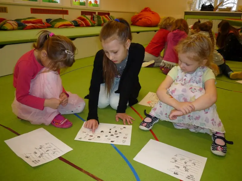 4. třída čte s předškoláčky