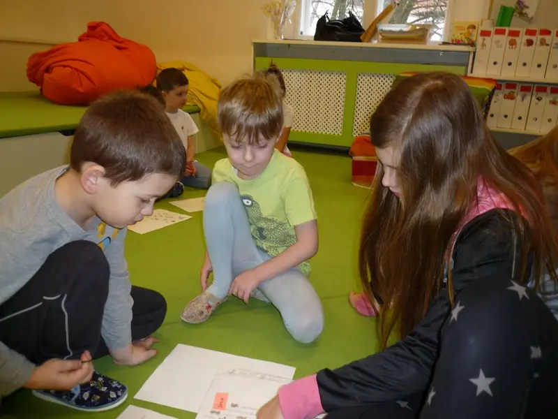 4. třída čte s předškoláčky