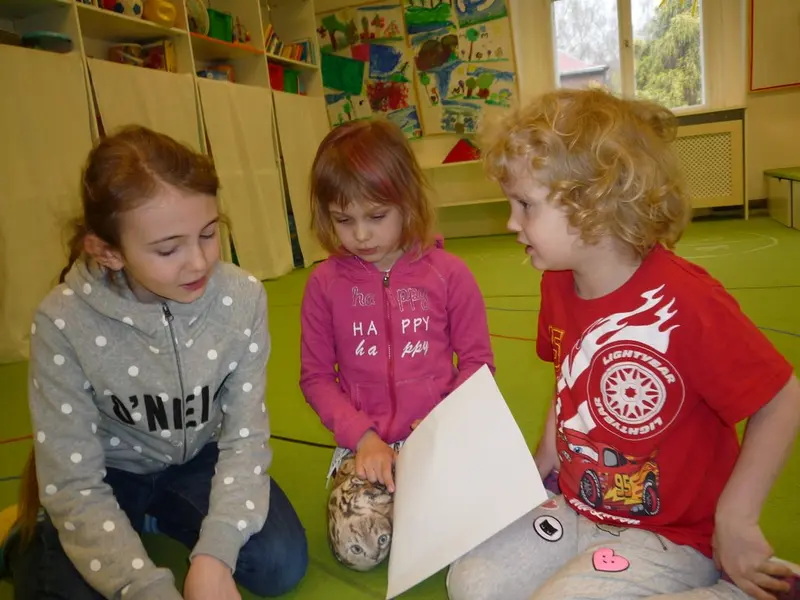 4. třída čte s předškoláčky