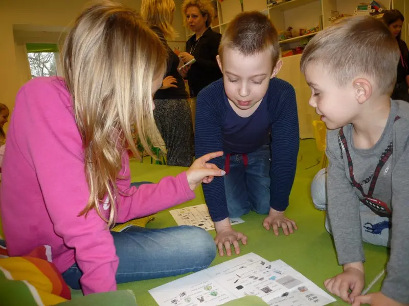 4. třída čte s předškoláčky