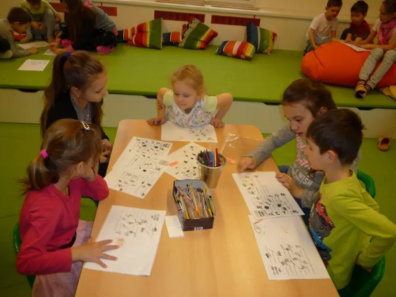 4. třída čte s předškoláčky