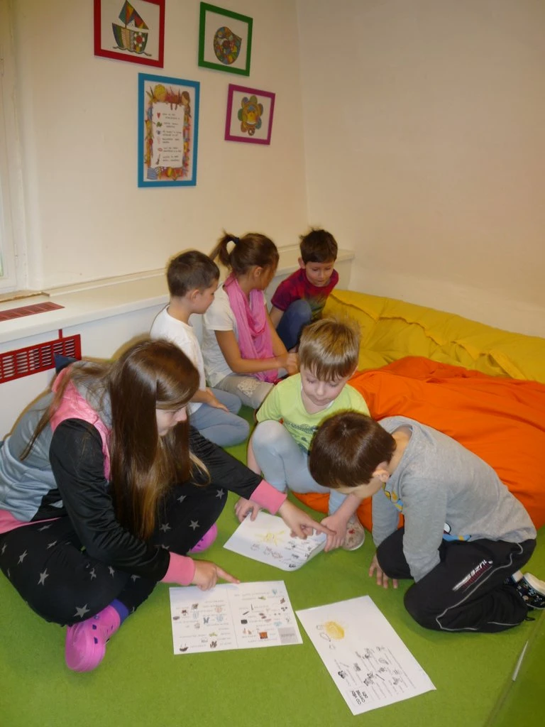 4. třída čte s předškoláčky