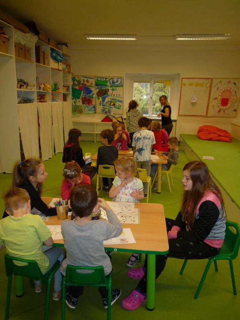 4. třída čte s předškoláčky