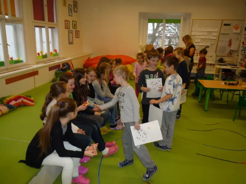 4. třída čte s předškoláčky