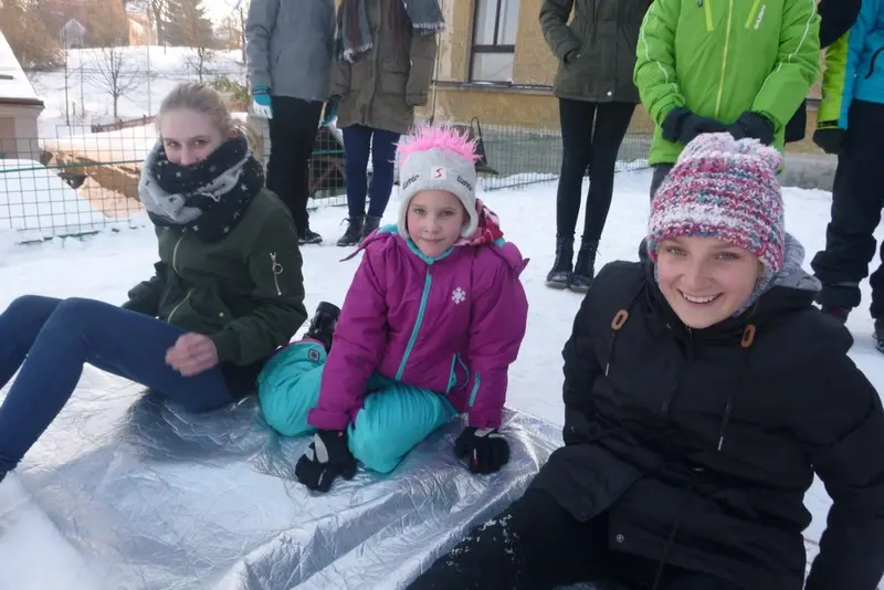 2.A a 2.B s patrony na sněhu