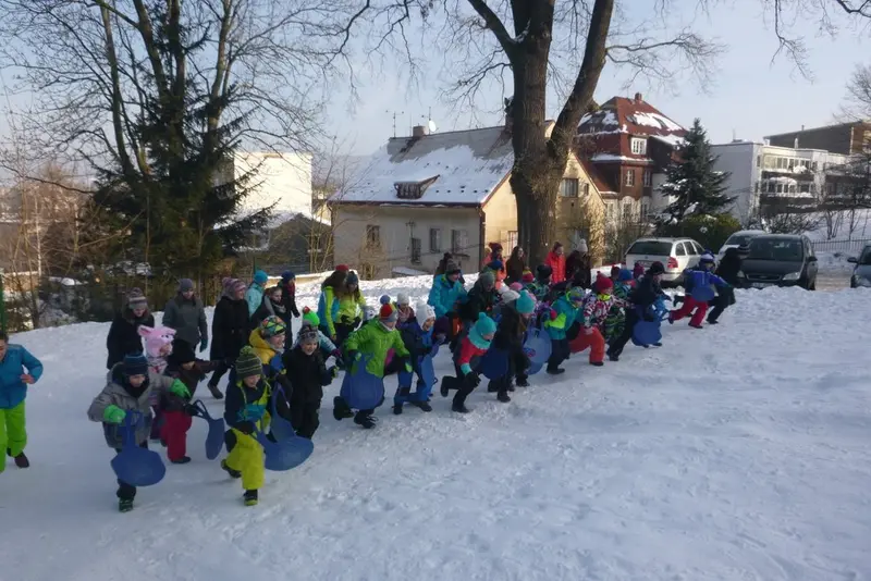 2.A a 2.B s patrony na sněhu
