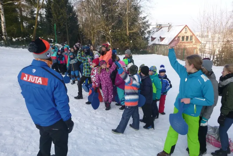2.A a 2.B s patrony na sněhu