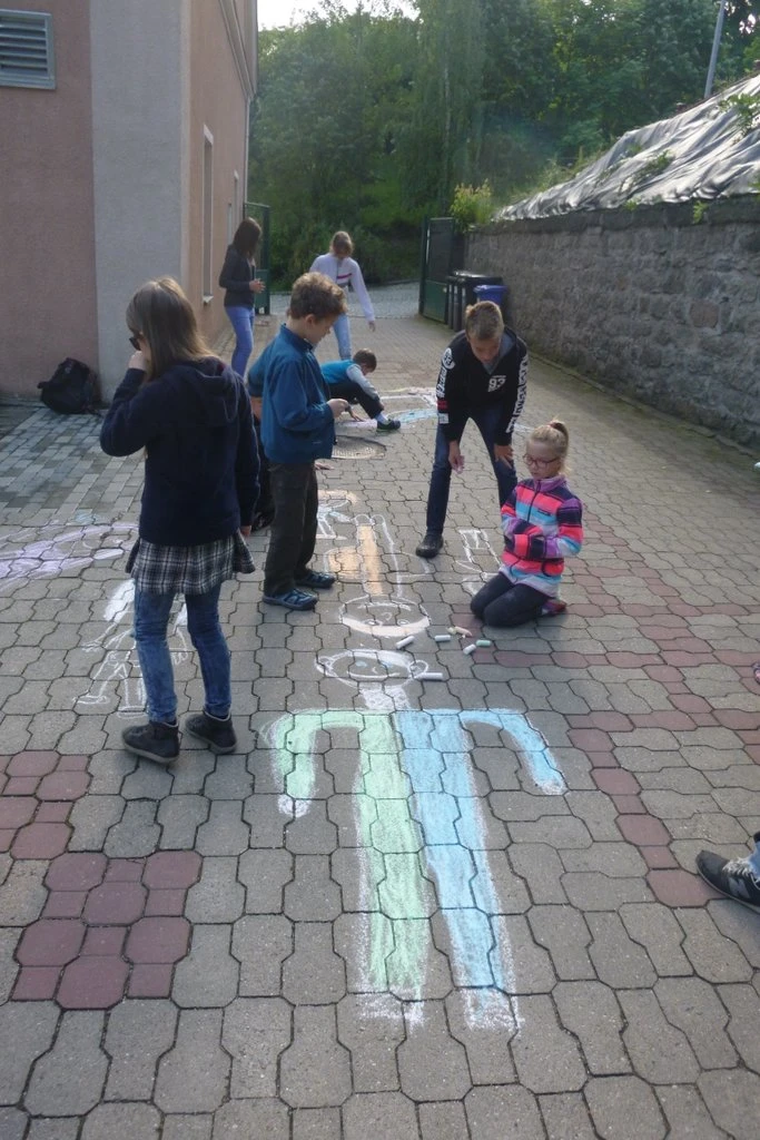 2.AB + 8.TŘ. MALOVÁNÍ KŘÍDAMI