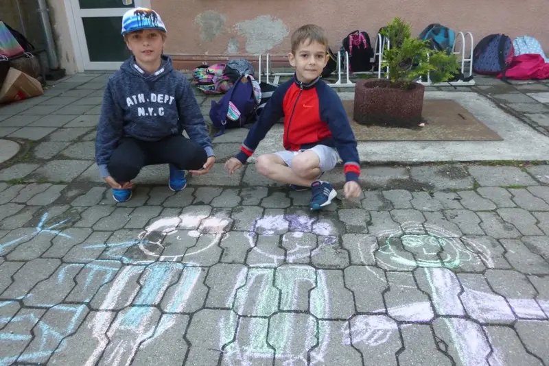 2.AB + 8.TŘ. MALOVÁNÍ KŘÍDAMI