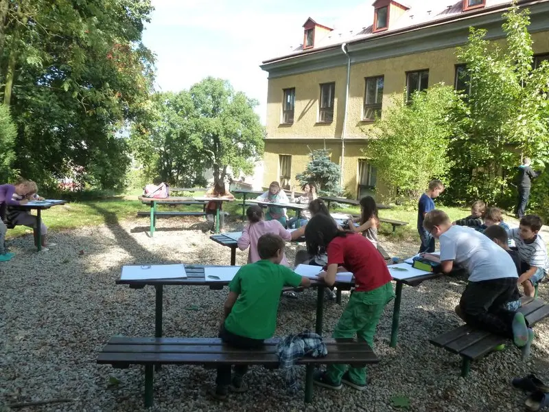 6. třída tvoří v zahradní učebně