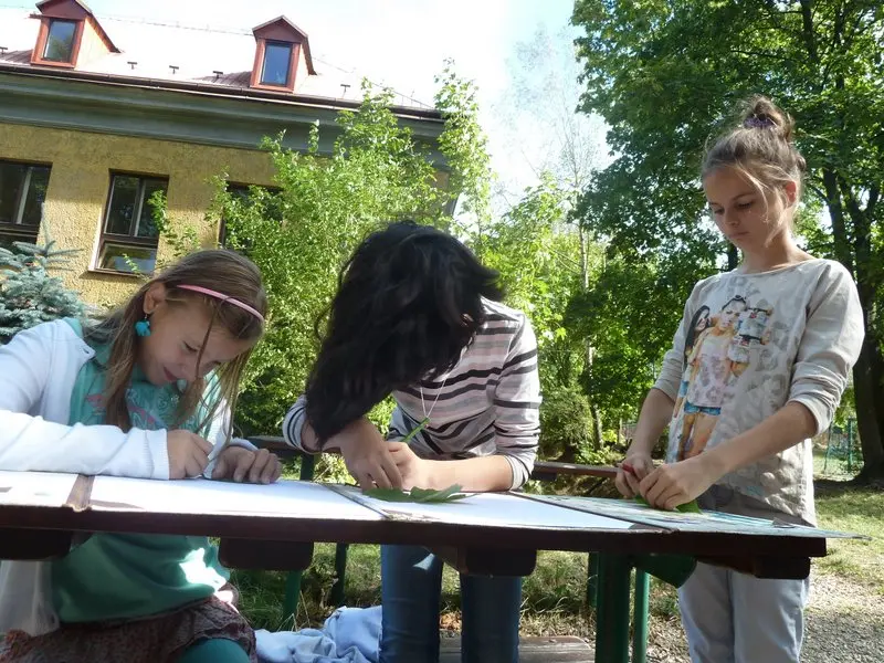 6. třída tvoří v zahradní učebně