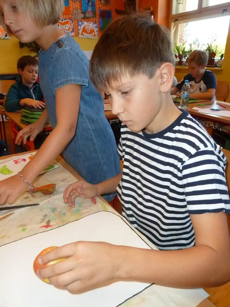 čtvrťáci zavařují ve výtvarné výchově
