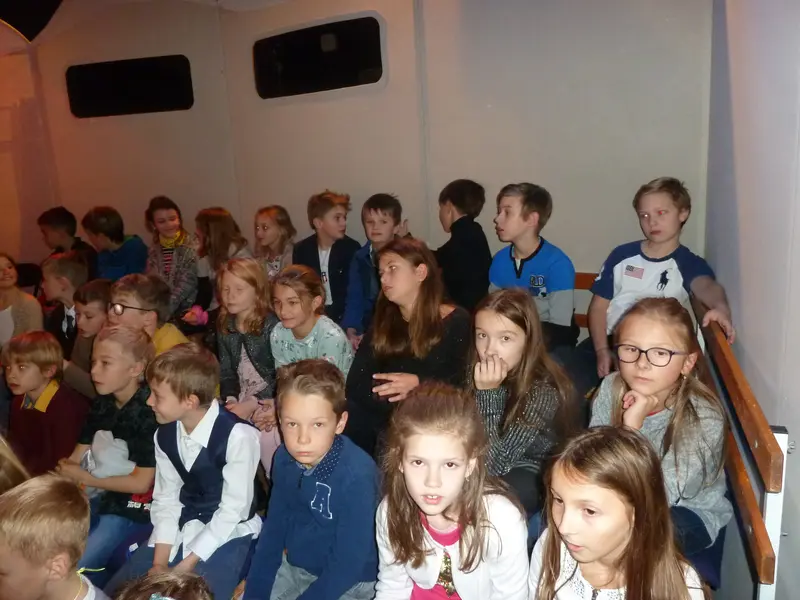 Třeťáci a čtvrťáci v divadle