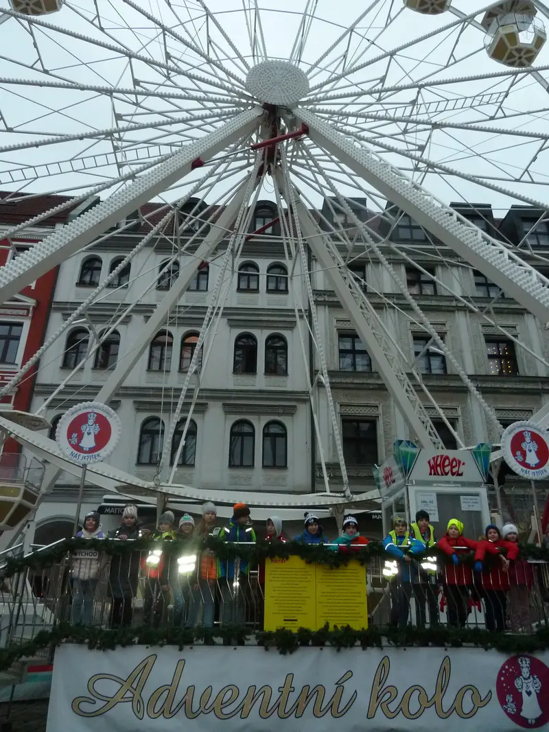 čtvrťáci v předvánoční knihovně