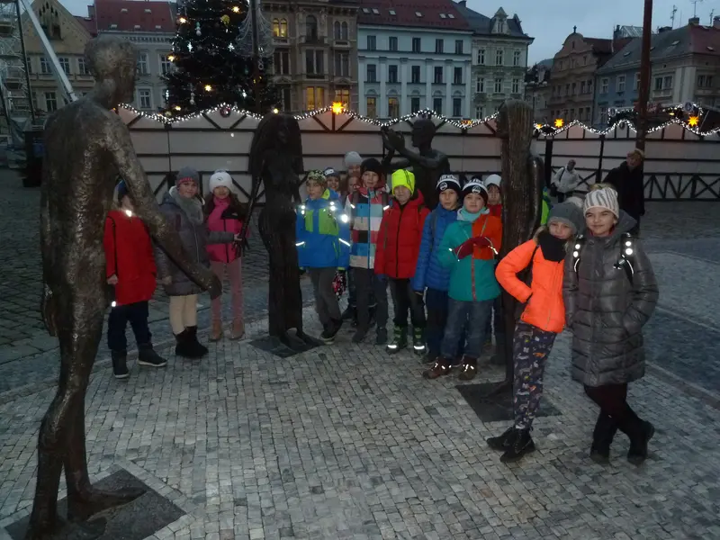 čtvrťáci v předvánoční knihovně