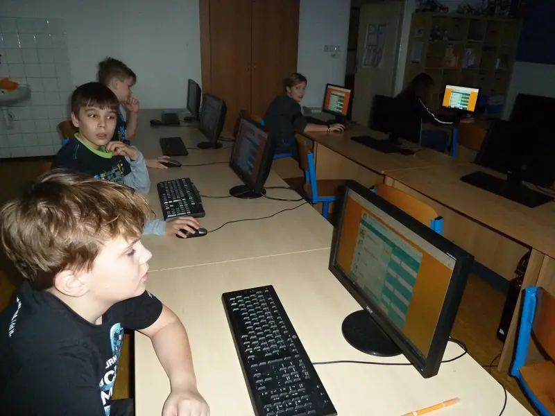 4.třída procvičuje učivo na počítačích