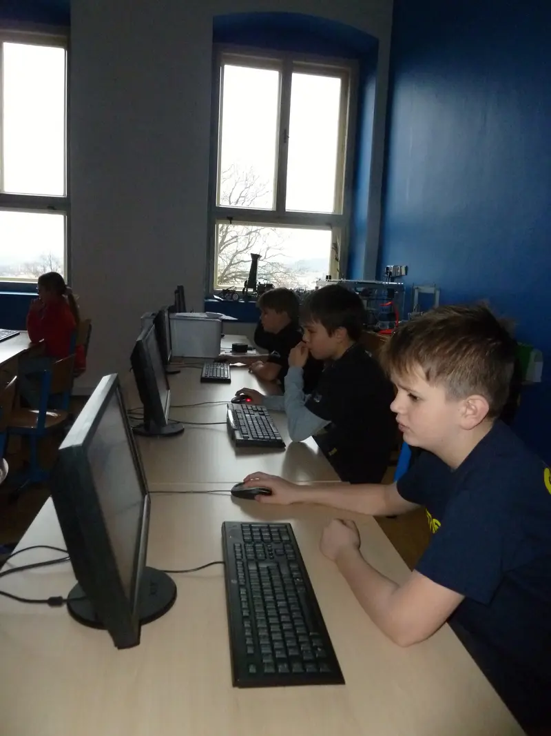 4.třída procvičuje učivo na počítačích
