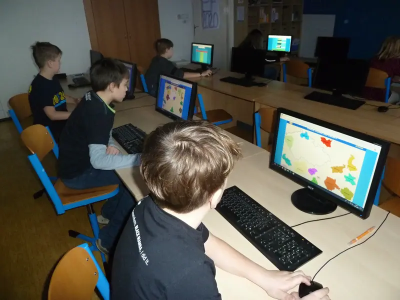 4.třída procvičuje učivo na počítačích