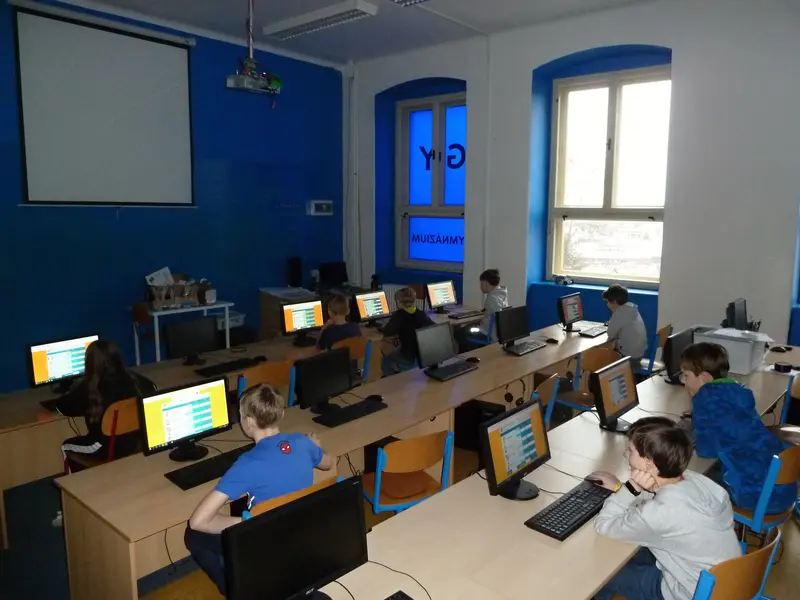 4.třída procvičuje učivo na počítačích