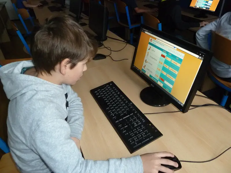 4.třída procvičuje učivo na počítačích